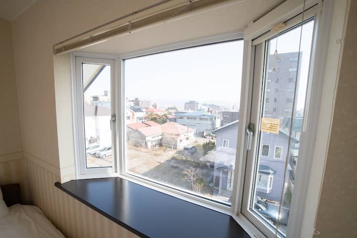 นอกจากนี้คุณยังสามารถเห็นวิวยามค่ำคืนที่สวยงามจากห้องนอนได้อีกด้วย