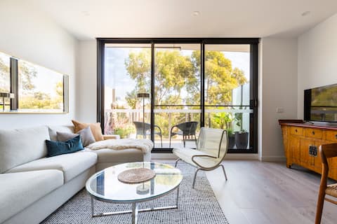 Popular Airbnb listing: North Melbourne Apartment with treetop views in North Melbourne