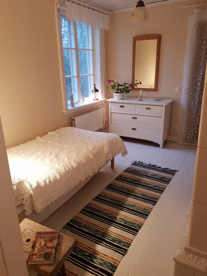 Chumba kimoja kwenye ghorofa ya chini, na oveni ya vigae.