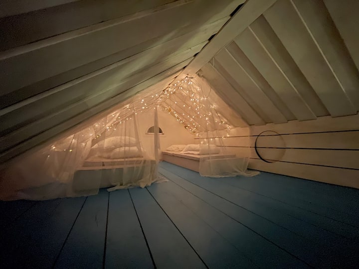 Roshani ya kulala yenye starehe kwenye ghorofa ya juu, inayofaa kwa watoto wakubwa au kwa watu wazima ambao hawajali kupanda ngazi. 