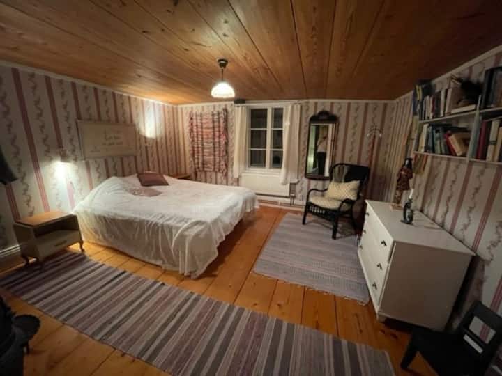 Chumba cha kulala kilicho na kitanda maradufu kwenye ghorofa ya juu.