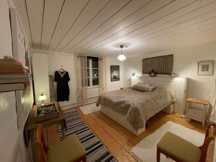 Chumba cha kulala kilicho na kitanda maradufu kwenye ghorofa ya juu.