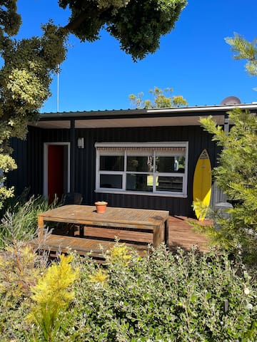 Classic beach house on Hogan Sleeps 9 : 4 Bedrooms