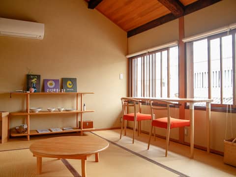 Limited to one group per day. Stay in the center of the beauty area and touch the handmade products.