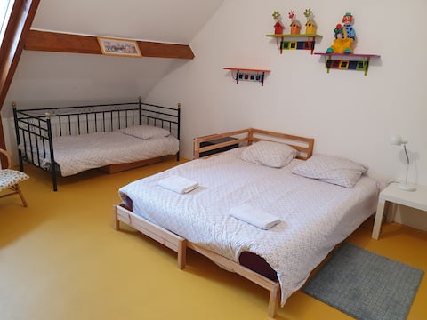 2 family rooms 5 beds. Kitchen bathroom