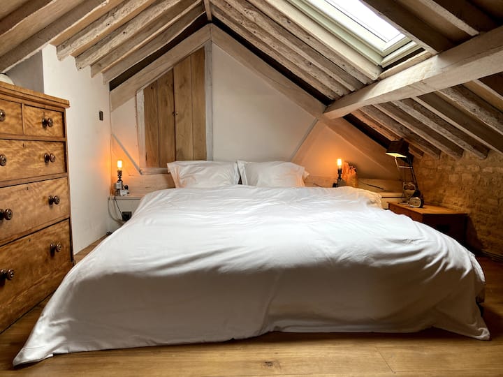 屋檐下的阁楼超大双人床
