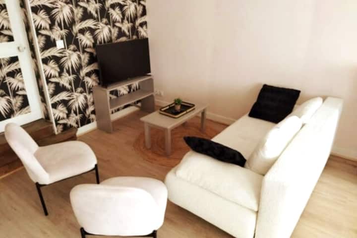 Woonkamer met tv en slaapbank voor 2 personen. Slaapplaatsen 140*190 cm