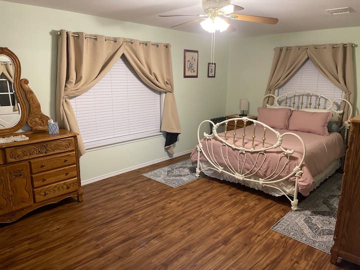 Spálňa s manželskou posteľou s vankúšmi typu queen. 