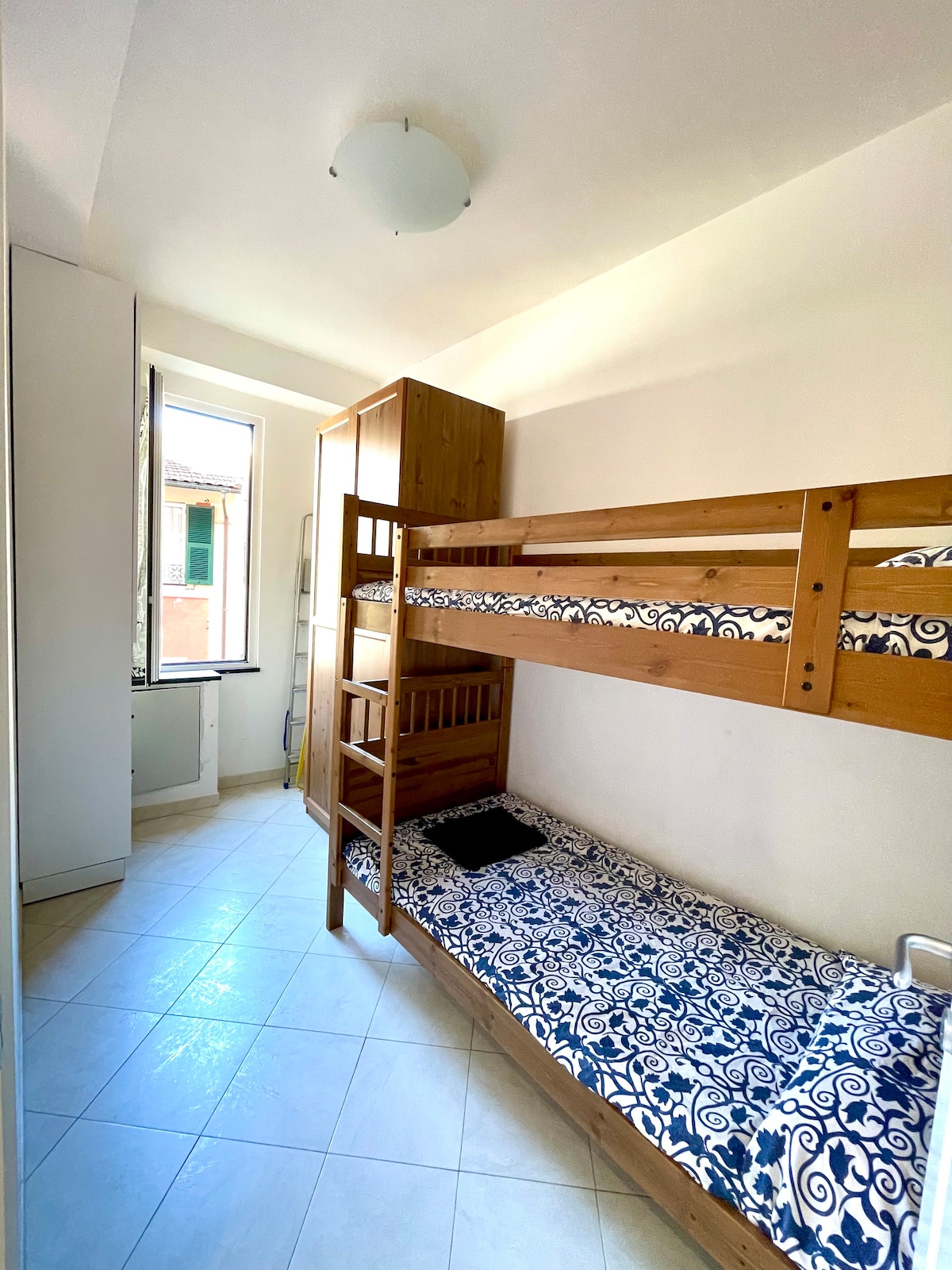 Спалня с двуетажно легло 