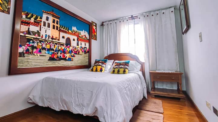 Kitanda cha watu wawili chenye starehe katika chumba cha pili cha kulala chenye samani za mbao, WiFi ya Mb 900.