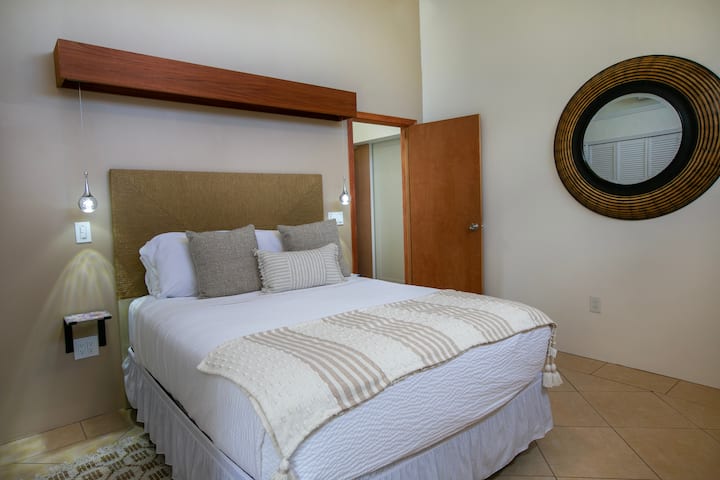 ผ่อนคลายบนเตียงควีนไซส์ที่สบายพร้อมไฟข้าง “แมงกะพรุน” ที่ไม่เหมือนใครและไฟเชือกที่ดูหรูหราด้านบน ตื่นขึ้นมาพบกับวิวสระว่ายน้ำและทะเลที่น่าตื่นตาตื่นใจ พร้อมชมพระอาทิตย์ขึ้นและพระจันทร์ขึ้นจากเตียงของคุณ - ความหรูหราแบบทรอปิคอลอย่างแท้จริง