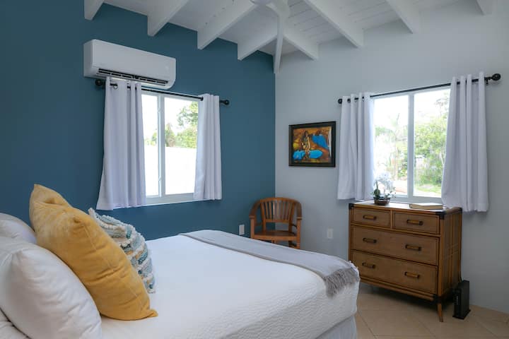 ผ่อนคลายในห้องนอนส่วนตัวที่มีเตียงควีนไซส์ที่สะดวกสบายและการตกแต่งที่หรูหราให้ความเป็นส่วนตัวและความสะดวกสบาย