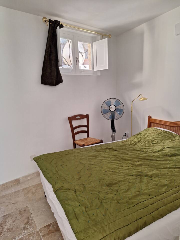 ห้องนอนพร้อมพัดลมเงียบ Rowenta หน้าต่างที่มองเห็นเส้นทางส่วนตัว 