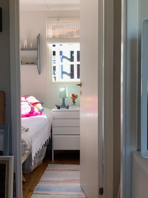 ห้องนอนเล็กในคอทเทจหลักพร้อมเตียงติดผนังแคบ 2 หลังขนาด 190 ซม.
* 80 ซม.