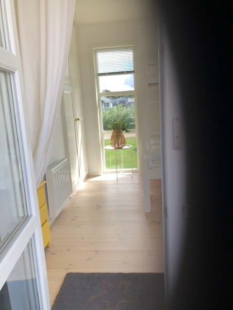 หนึ่งในห้องนอนในอาคารอพาร์ทเมนท์
เตียงสองชั้นที่สร้างขึ้นในที่พักเตียงล่างกว้าง 140 ซม. ด้านบน 90 ซม.
ตู้เสื้อผ้าในตัวพร้อมห้องแขวนเสื้อผ้าและตะกร้าลวด
โต๊ะเล็กๆข้างเตียงและเก้าอี้หวาย ตู้เสื้อผ้าขนาดเล็กพร้อมกล่องสามกล่อง