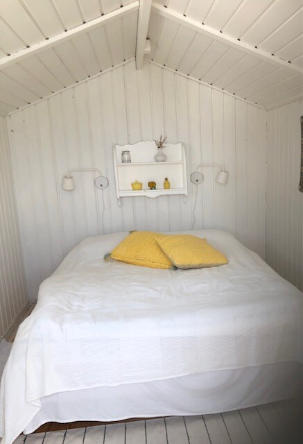 Friggebod พร้อมเตียงคู่ 
ตู้สำหรับเก็บเสื้อผ้าฯลฯ
เก้าอี้เตาและเครื่องยกสำหรับเสื้อผ้า