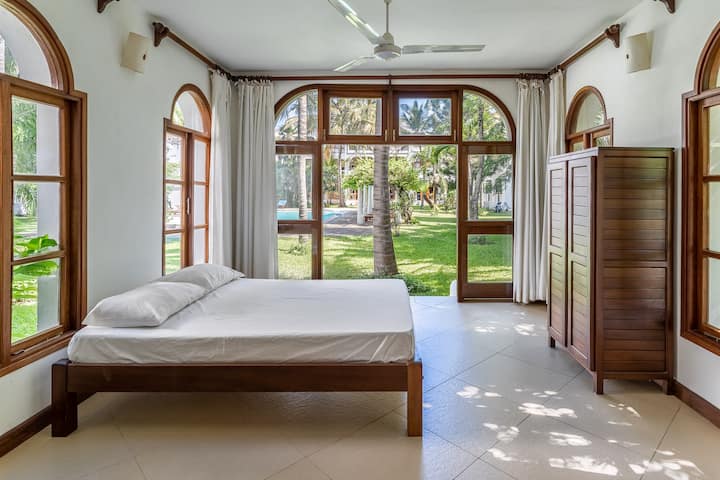 Отпуснете се с изглед към тропическата зеленина