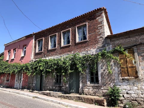 2-story detached Greek house close to Acropolis