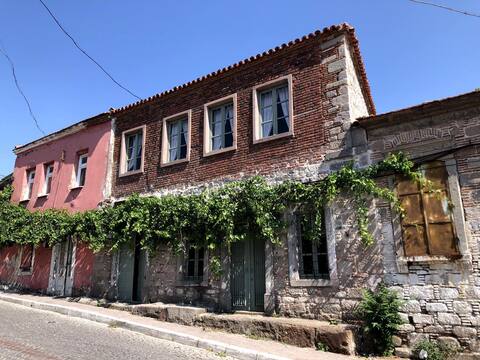 2-story detached Greek house close to Acropolis