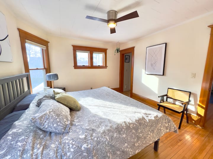 Dhomë gjumi e nivelit të dytë me dollap, banjë ngjitur me dush me avull