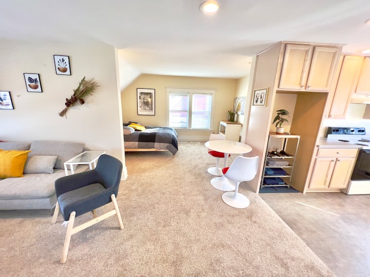 Kuzhina e katit të tretë, dhoma e gjumit, pamja e dhomës së ndenjjes