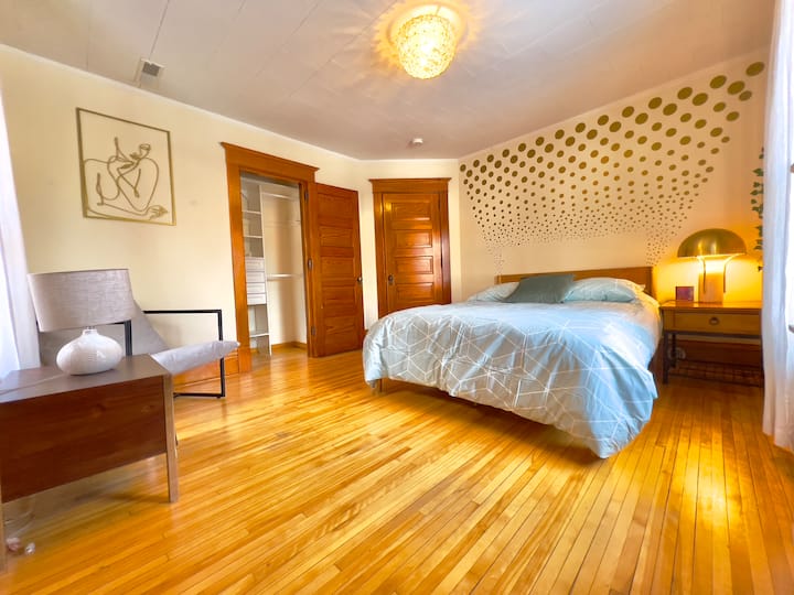 Dhomë gjumi me krevat dopio "queen" në katin e dytë