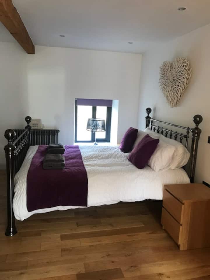 ห้องนอนใหญ่พร้อมเตียงคิงไซส์ 