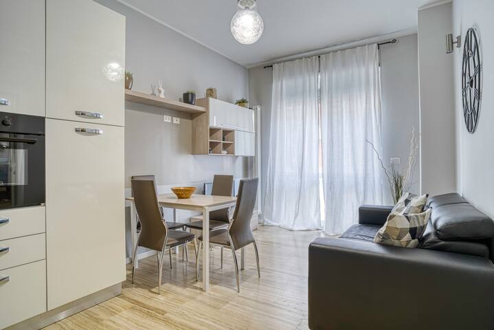 3 Appartamenti in Stazione Centrale – Balcone gallery image 2