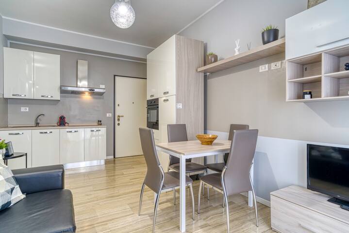 3 Appartamenti in Stazione Centrale – Balcone gallery image 3