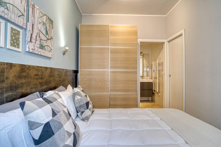 3 Appartamenti in Stazione Centrale – Balcone gallery image 5