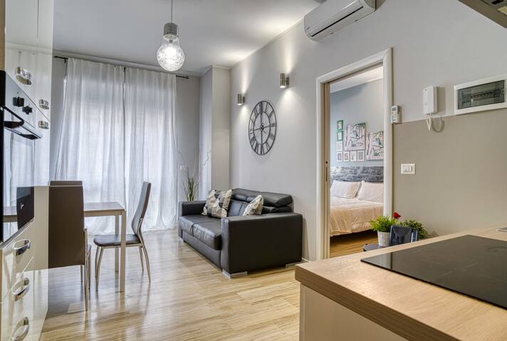 3 Appartamenti in Stazione Centrale – Balcone gallery image 4