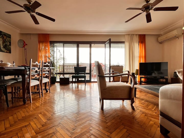 Big And Quiet House In Cihangir - İstanbul