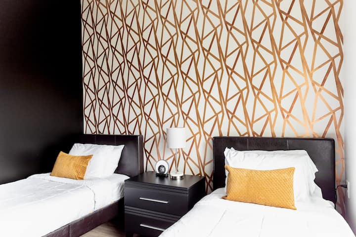 Twee eenpersoonsbedden in slaapkamer #4. Hangrek + dressoir om je kleren op te bergen.