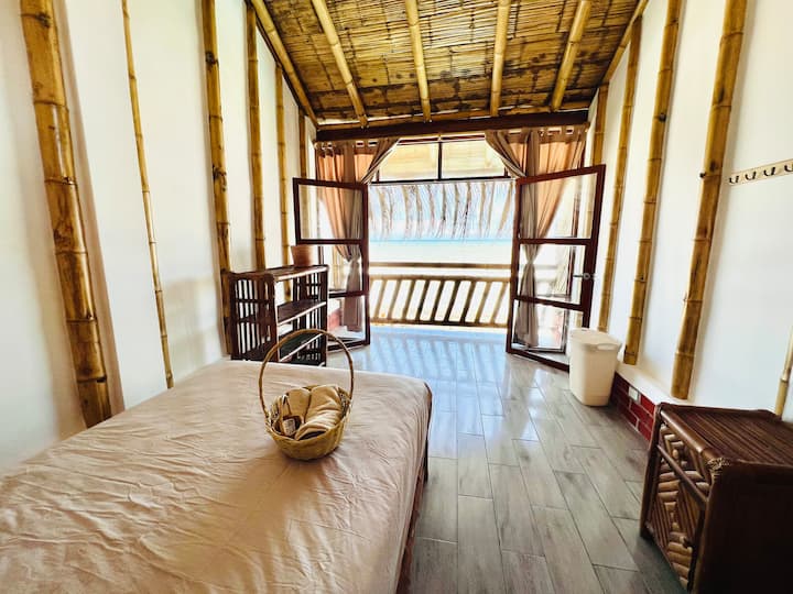 חדר 02: סוויטה זוגית בקומה השנייה המשקיפה על הבריכה והים. יש בו שירותים נפרדים.