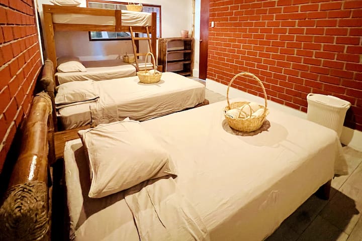 חדר 03: חדר משותף יש בו שירותים נפרדים.