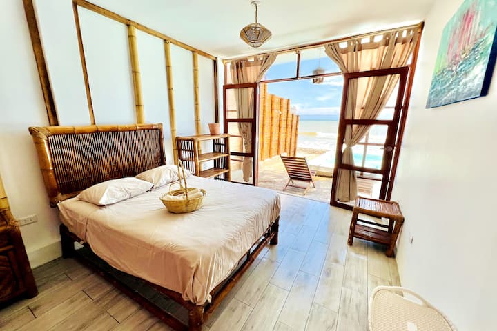 חדר 01: סוויטה זוגית עם גישה ישירה לבריכה ולים. יש בו שירותים נפרדים.