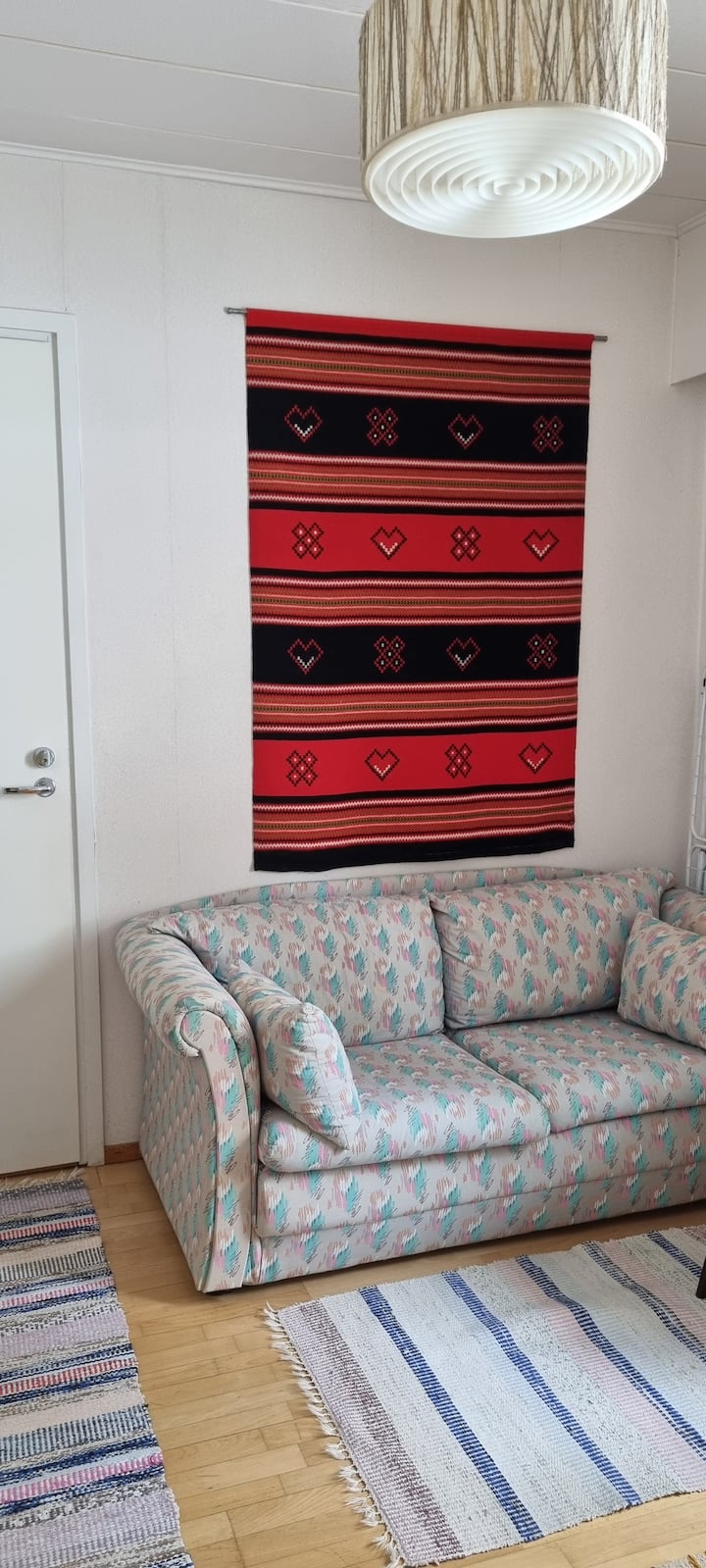 Huone nro 3, jossa vuodesohva. 