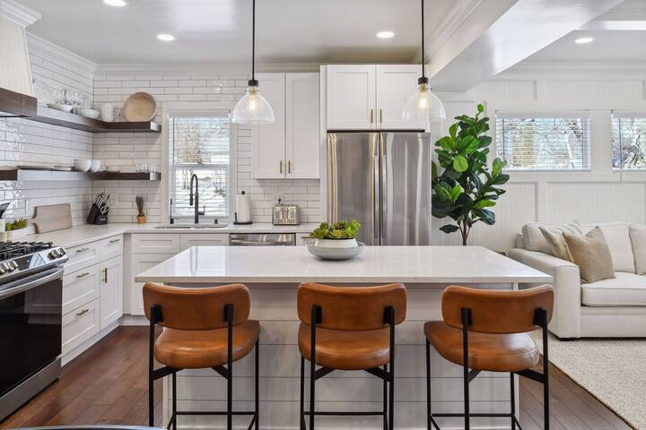 Upscale Minnetonka Beach Cabin gallery image 4