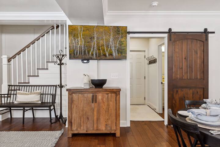 Upscale Minnetonka Beach Cabin gallery image 5