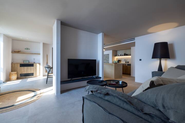 Elegant 2 BDR Design Villa with Pool & Views gallery image 4