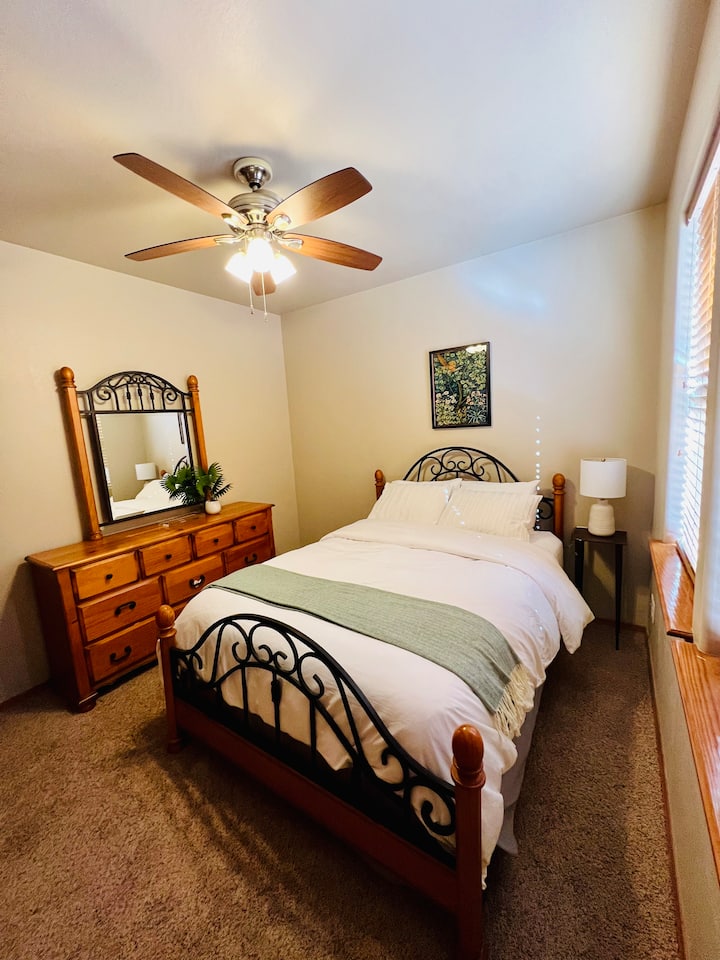 חדר אורחים עם מיטת קווין סייז.