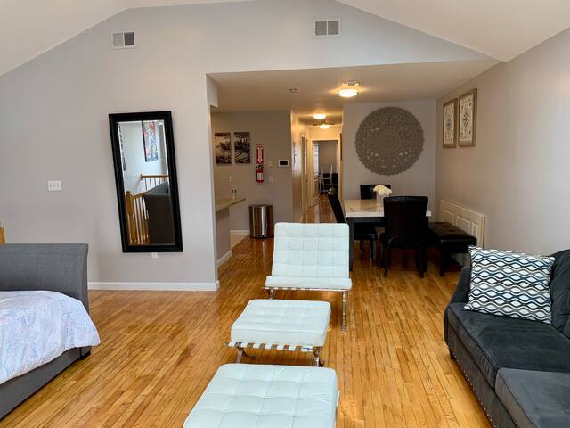 Huge luxurious apartment 20 minutes to Manhattan! gallery image 4