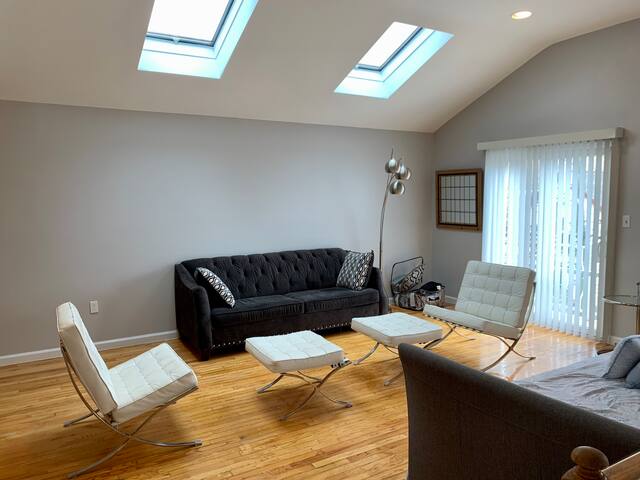 Huge luxurious apartment 20 minutes to Manhattan! gallery image 3