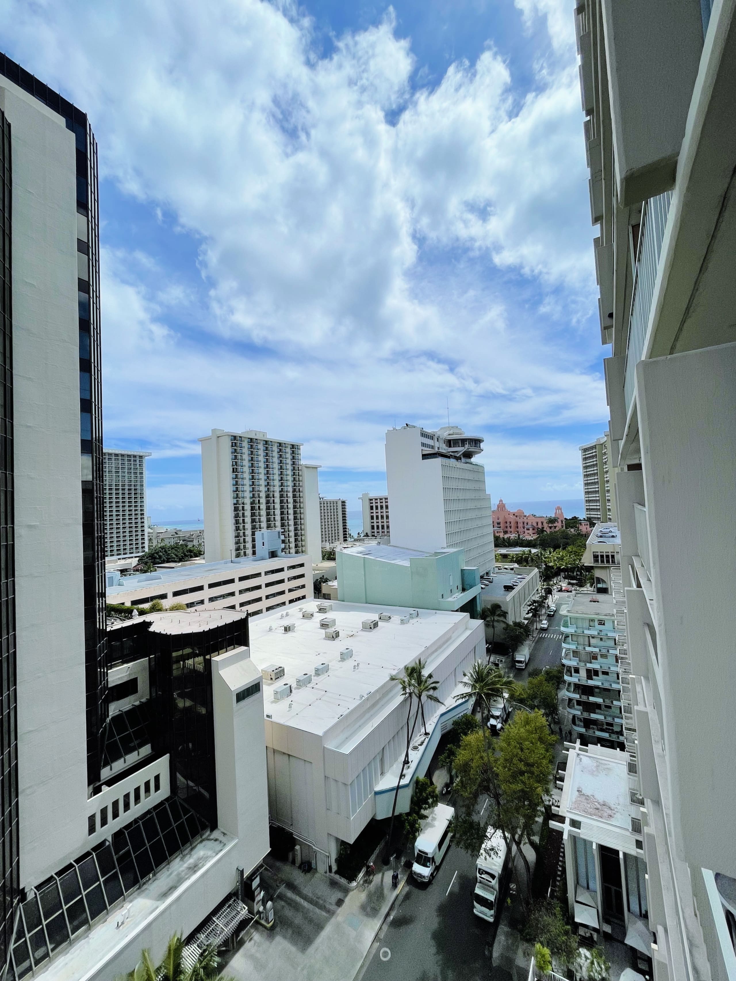 Condo in Honolulu · ★4.96 · Studio · 1 bed · 1 private bath - Image 8
