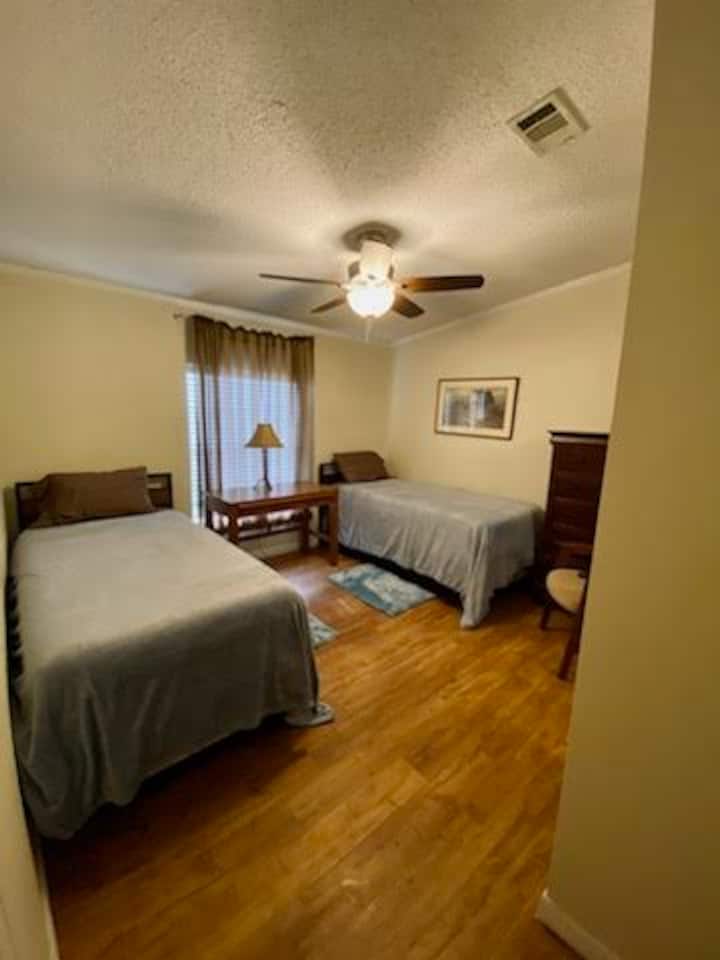 Спалня 2 разполага и с две единични легла.  