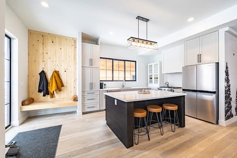 Top performing Airbnb: Modern Home Meets Mountain Adventures in Leadville