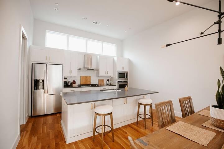 Luxury 3BR Townhouse in Dallas | Pet-Friendly gallery image 4