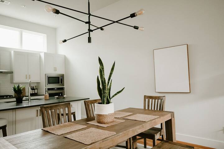 Luxury 3BR Townhouse in Dallas | Pet-Friendly gallery image 3