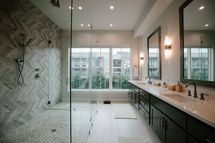 Luxury 3BR Townhouse in Dallas | Pet-Friendly gallery image 2