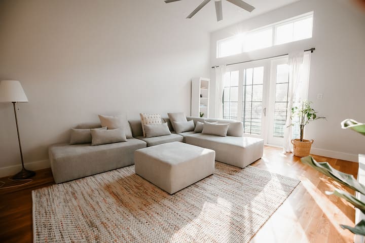 Luxury 3BR Townhouse in Dallas | Pet-Friendly